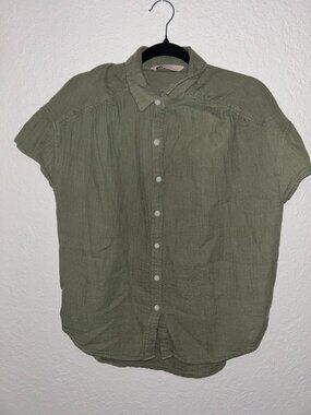 Green Short-Sleeve Button-Down Collared Shirt